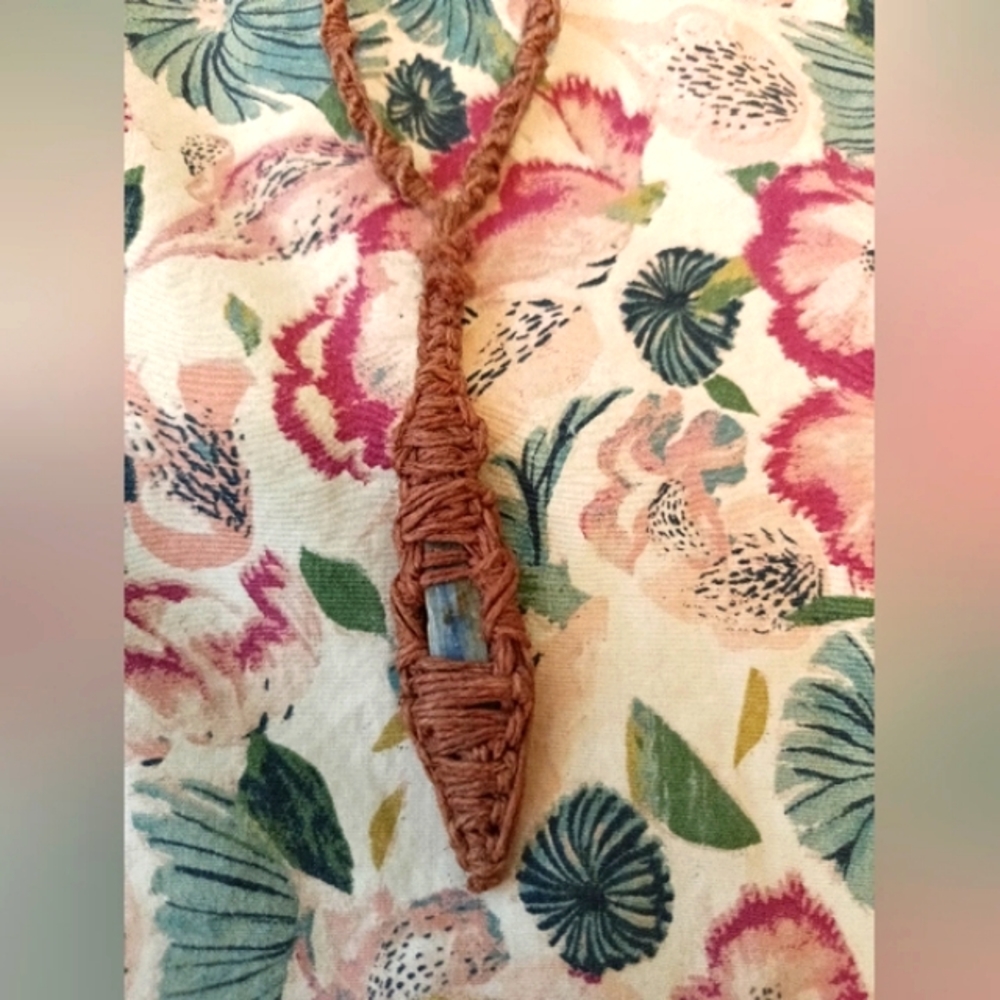 Hemp necklace: Kyanite blue